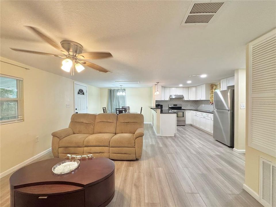 For Rent: $1,100 (1 beds, 1 baths, 740 Square Feet)