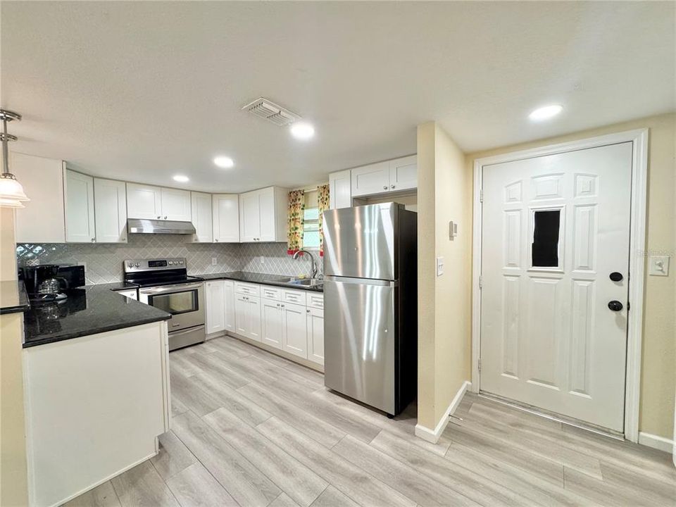 For Rent: $1,100 (1 beds, 1 baths, 740 Square Feet)