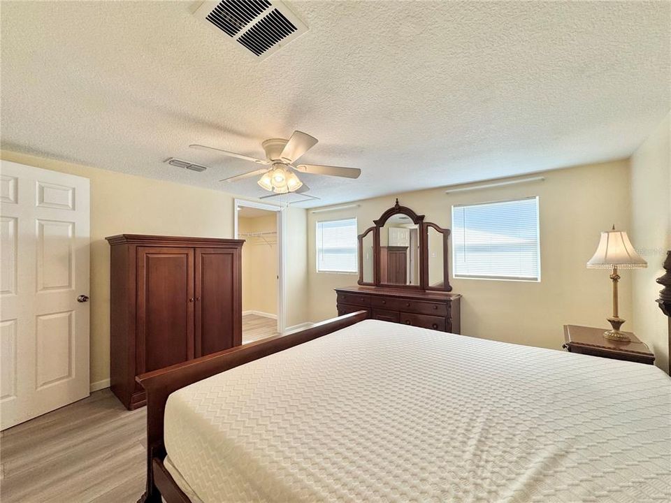 For Rent: $1,100 (1 beds, 1 baths, 740 Square Feet)