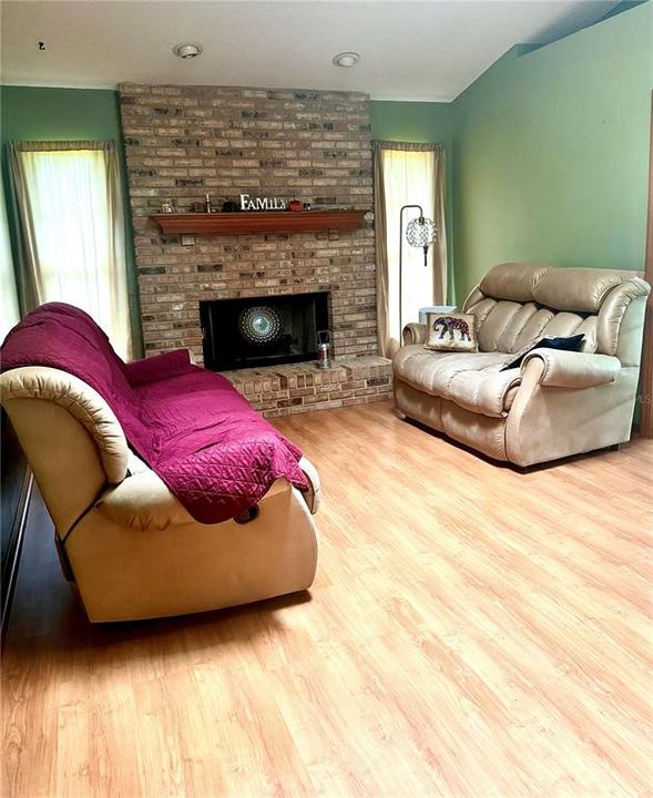 На продажу: $330,000 (4 спален, 2 ванн, 1810 Квадратных фут)