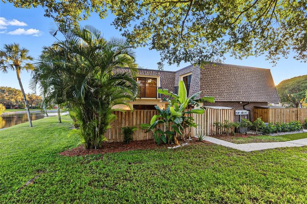 Под контрактом: $295,000 (2 спален, 2 ванн, 1236 Квадратных фут)