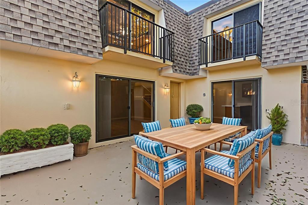 Под контрактом: $295,000 (2 спален, 2 ванн, 1236 Квадратных фут)