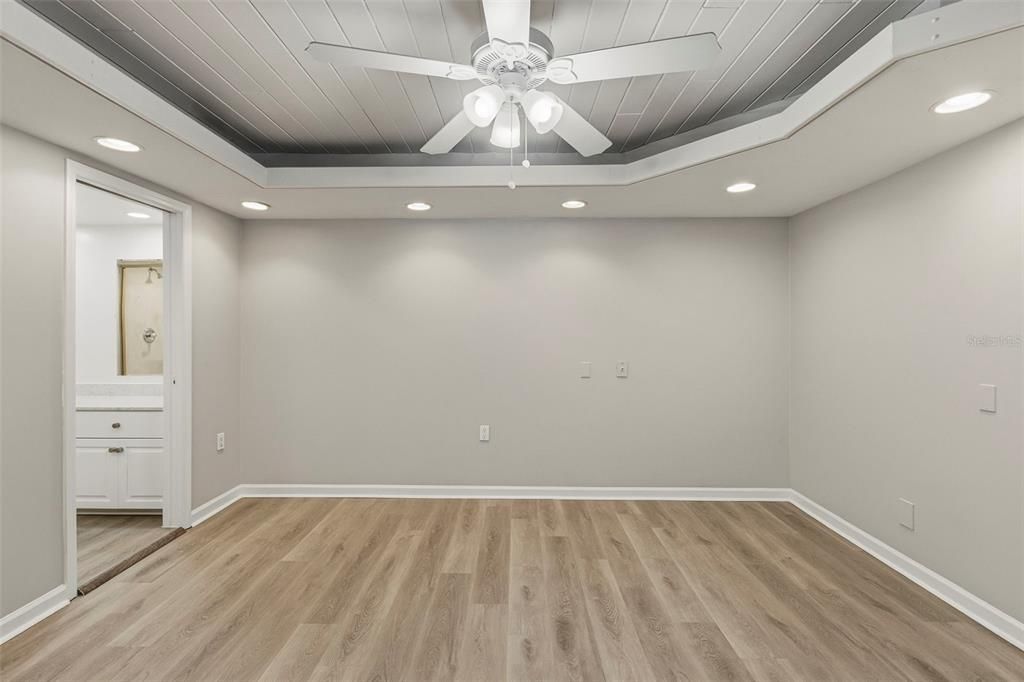 Под контрактом: $295,000 (2 спален, 2 ванн, 1236 Квадратных фут)