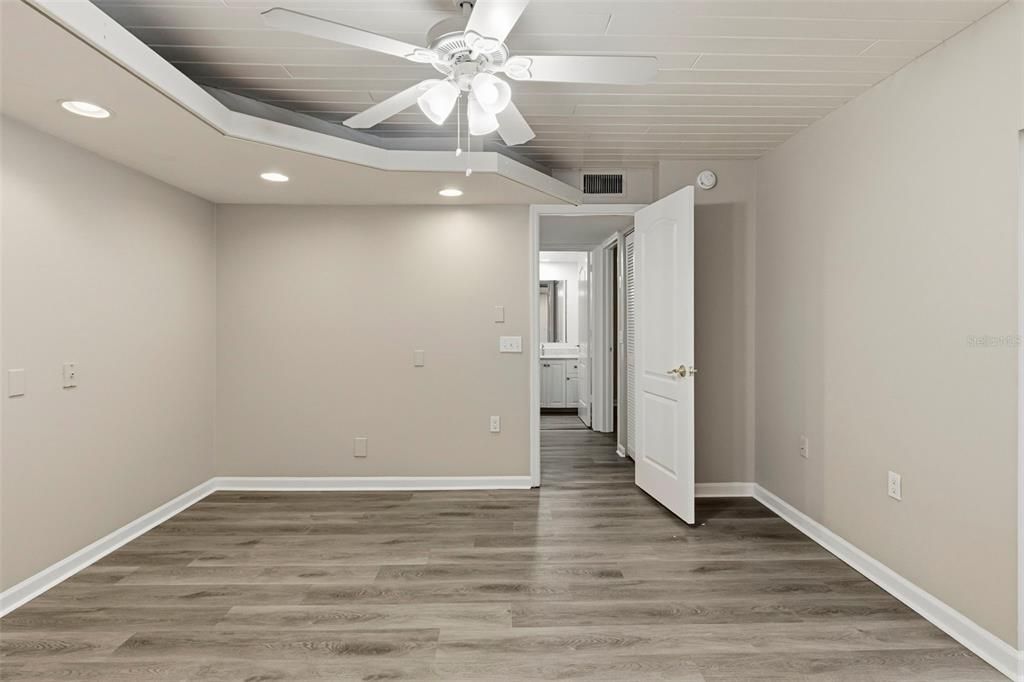 Под контрактом: $295,000 (2 спален, 2 ванн, 1236 Квадратных фут)