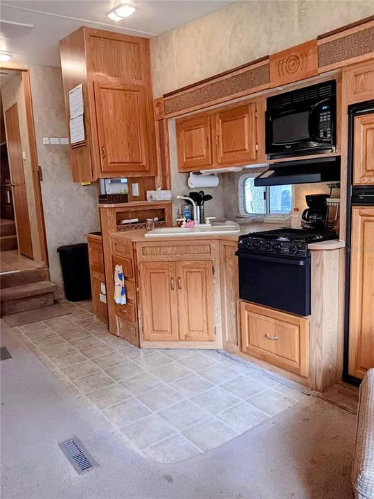 For Sale: $69,800 (1 beds, 1 baths, 425 Square Feet)