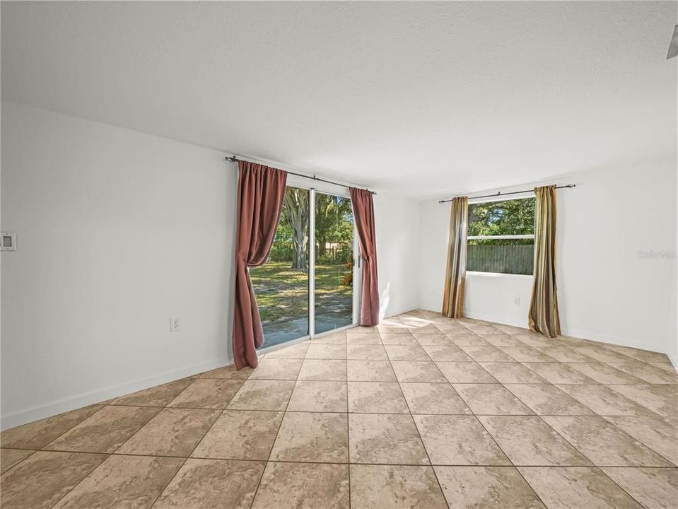 待售: $229,000 (3 贝兹, 1 浴室, 1342 平方英尺)