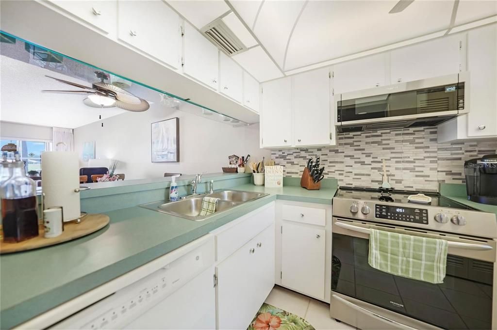 На продажу: $230,000 (2 спален, 2 ванн, 948 Квадратных фут)