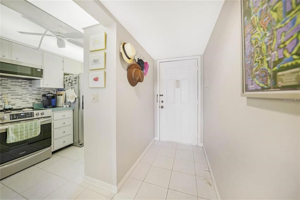 На продажу: $230,000 (2 спален, 2 ванн, 948 Квадратных фут)