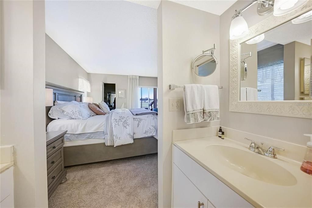 На продажу: $230,000 (2 спален, 2 ванн, 948 Квадратных фут)