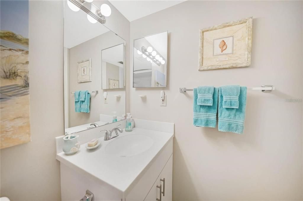 На продажу: $230,000 (2 спален, 2 ванн, 948 Квадратных фут)