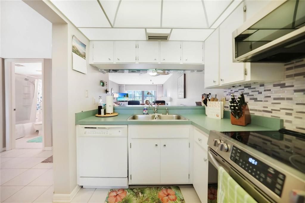 На продажу: $230,000 (2 спален, 2 ванн, 948 Квадратных фут)