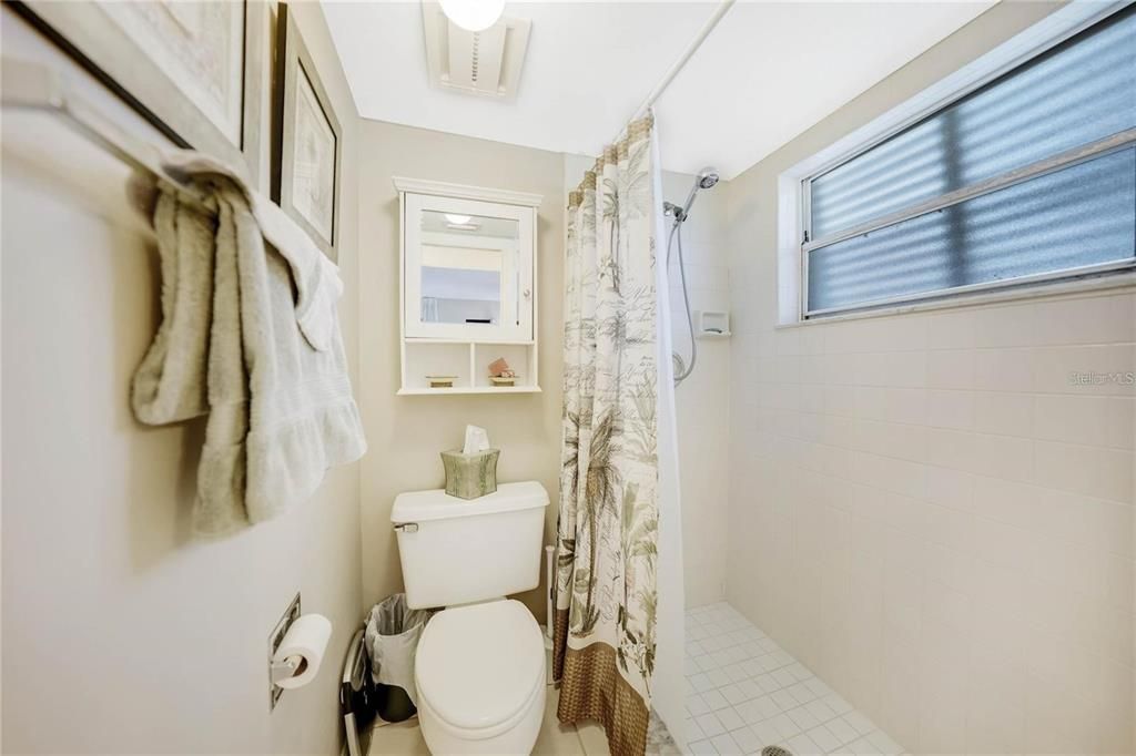 На продажу: $230,000 (2 спален, 2 ванн, 948 Квадратных фут)