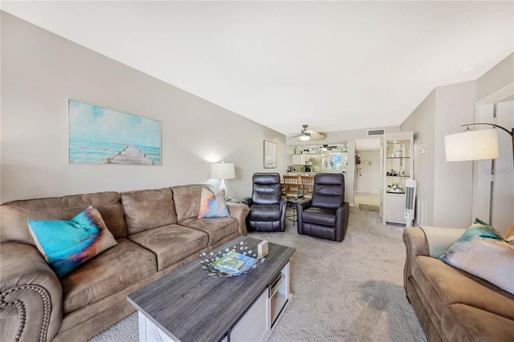 На продажу: $230,000 (2 спален, 2 ванн, 948 Квадратных фут)