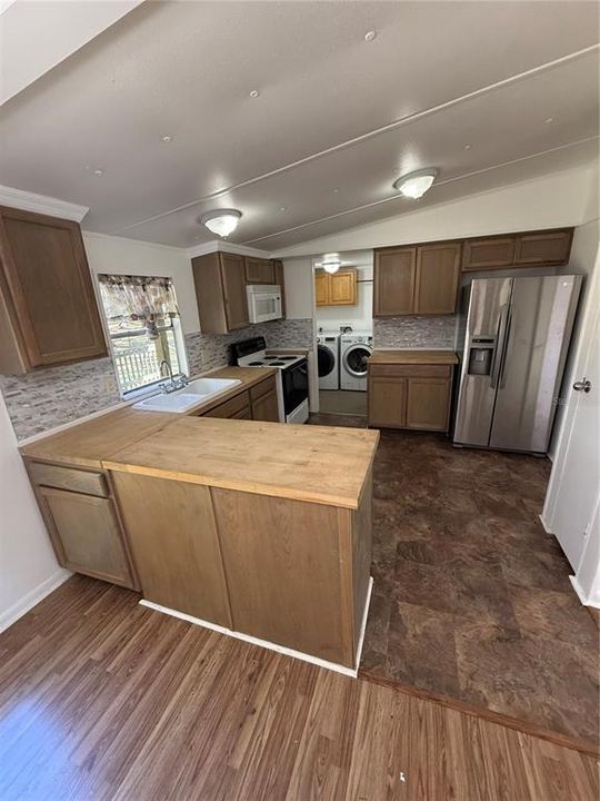 For Sale: $250,000 (3 beds, 2 baths, 1056 Square Feet)