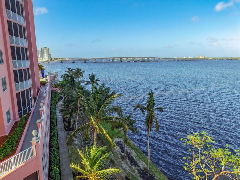 For Sale: $315,000 (1 beds, 2 baths, 885 Square Feet)