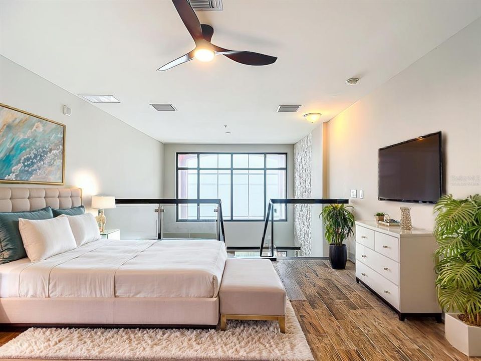 For Sale: $315,000 (1 beds, 2 baths, 885 Square Feet)