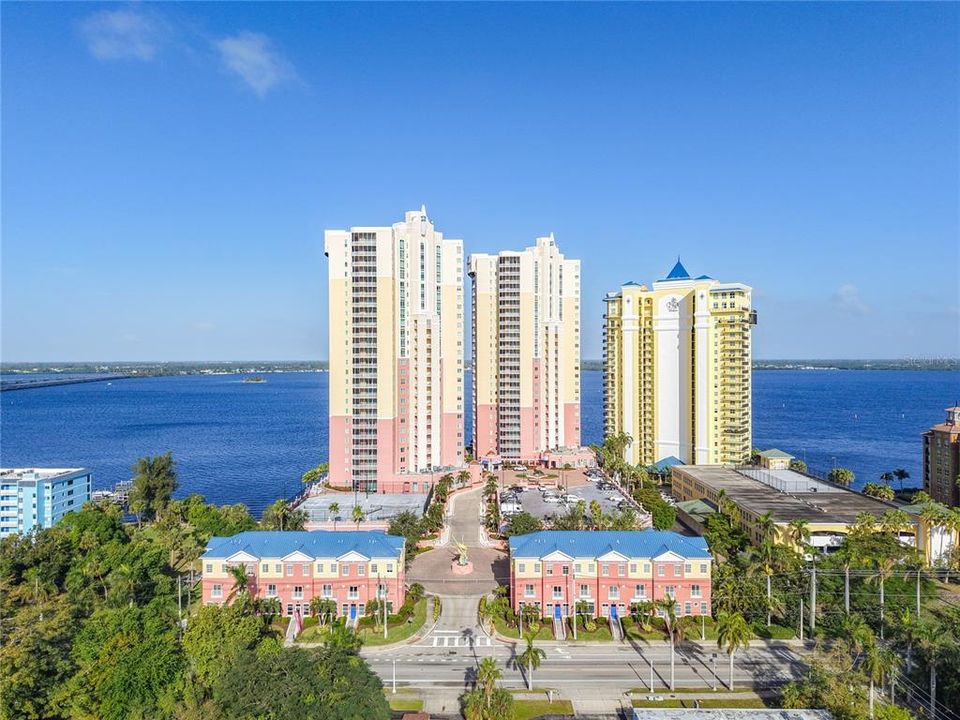 For Sale: $315,000 (1 beds, 2 baths, 885 Square Feet)