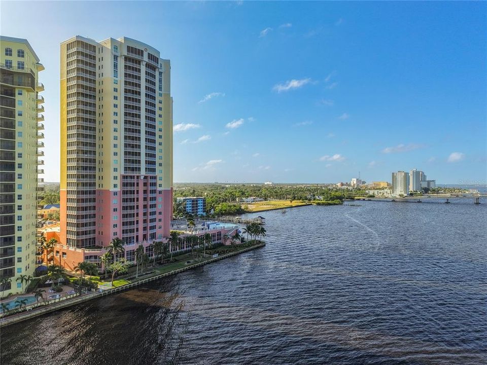 For Sale: $315,000 (1 beds, 2 baths, 885 Square Feet)