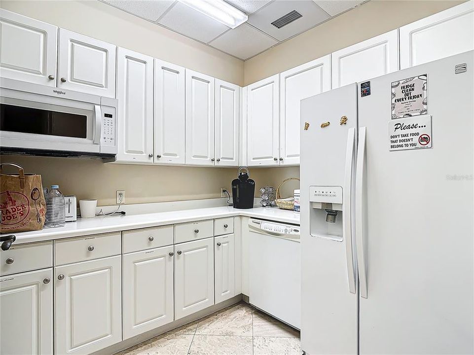 For Sale: $315,000 (1 beds, 2 baths, 885 Square Feet)