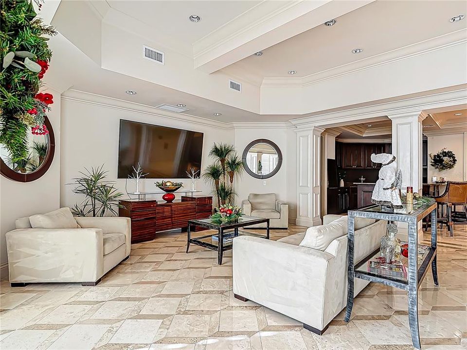 For Sale: $315,000 (1 beds, 2 baths, 885 Square Feet)