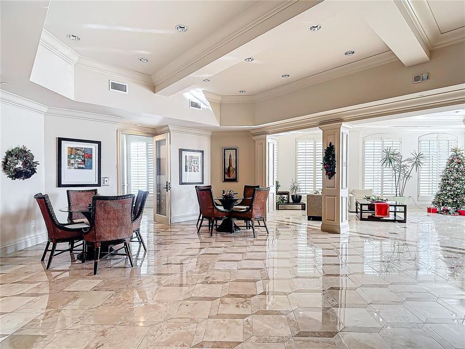 For Sale: $315,000 (1 beds, 2 baths, 885 Square Feet)