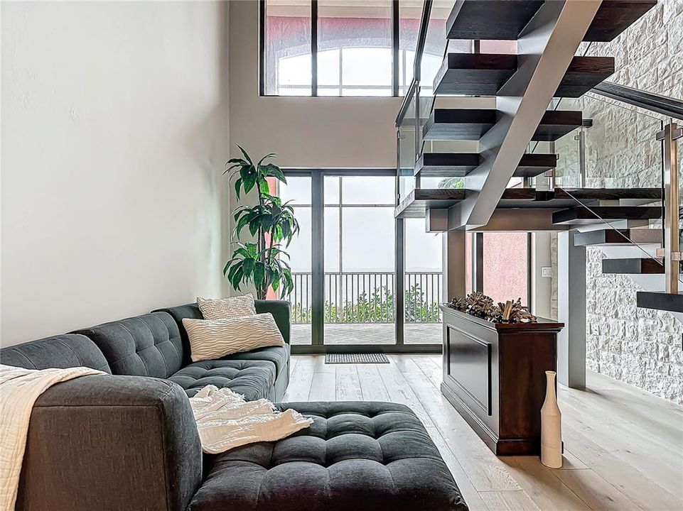 For Sale: $315,000 (1 beds, 2 baths, 885 Square Feet)