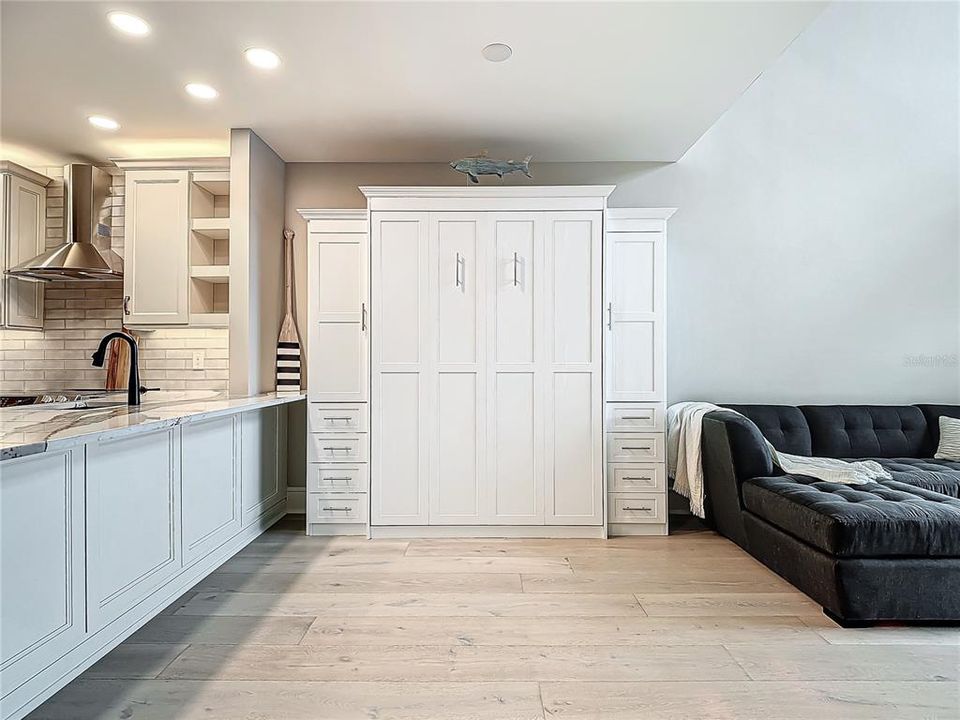 For Sale: $315,000 (1 beds, 2 baths, 885 Square Feet)