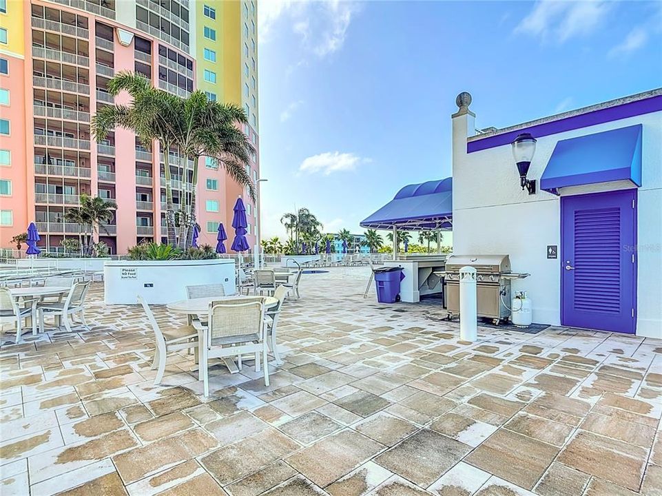 For Sale: $315,000 (1 beds, 2 baths, 885 Square Feet)