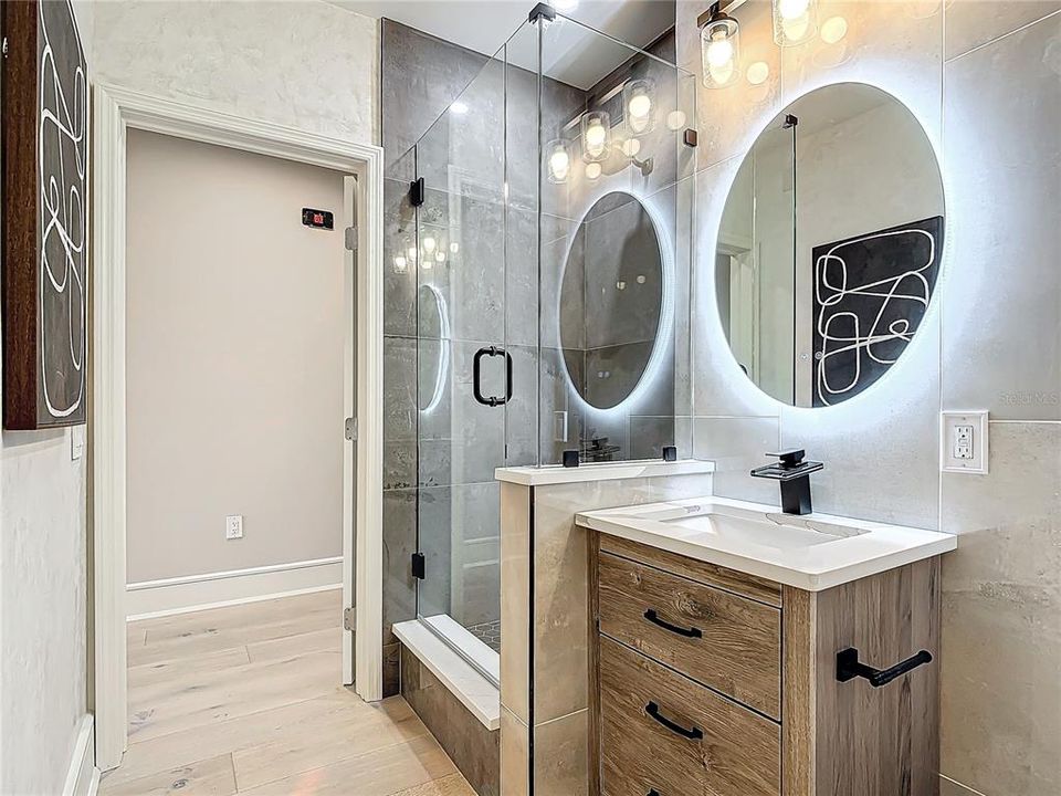 For Sale: $315,000 (1 beds, 2 baths, 885 Square Feet)