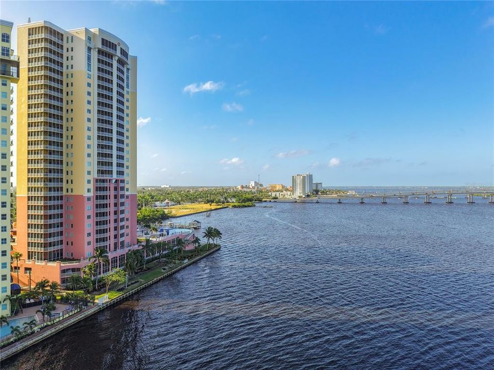 For Sale: $315,000 (1 beds, 2 baths, 885 Square Feet)