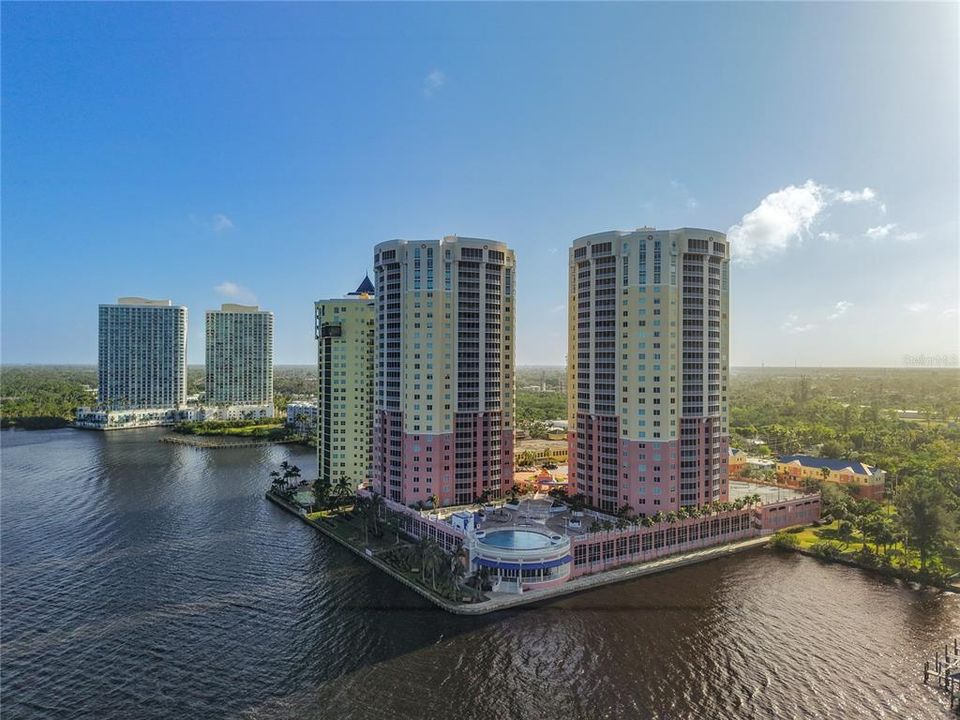 For Sale: $315,000 (1 beds, 2 baths, 885 Square Feet)