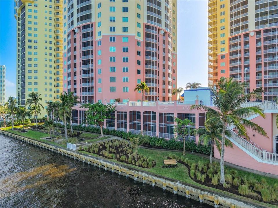 For Sale: $315,000 (1 beds, 2 baths, 885 Square Feet)