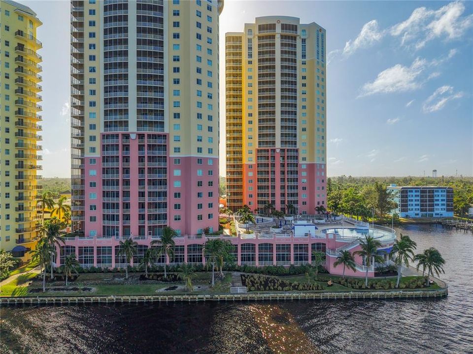 For Sale: $315,000 (1 beds, 2 baths, 885 Square Feet)