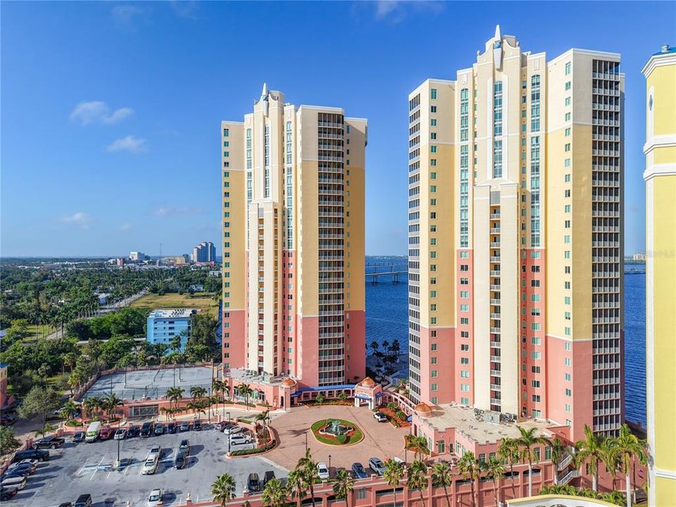 For Sale: $315,000 (1 beds, 2 baths, 885 Square Feet)