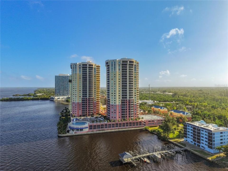 For Sale: $315,000 (1 beds, 2 baths, 885 Square Feet)