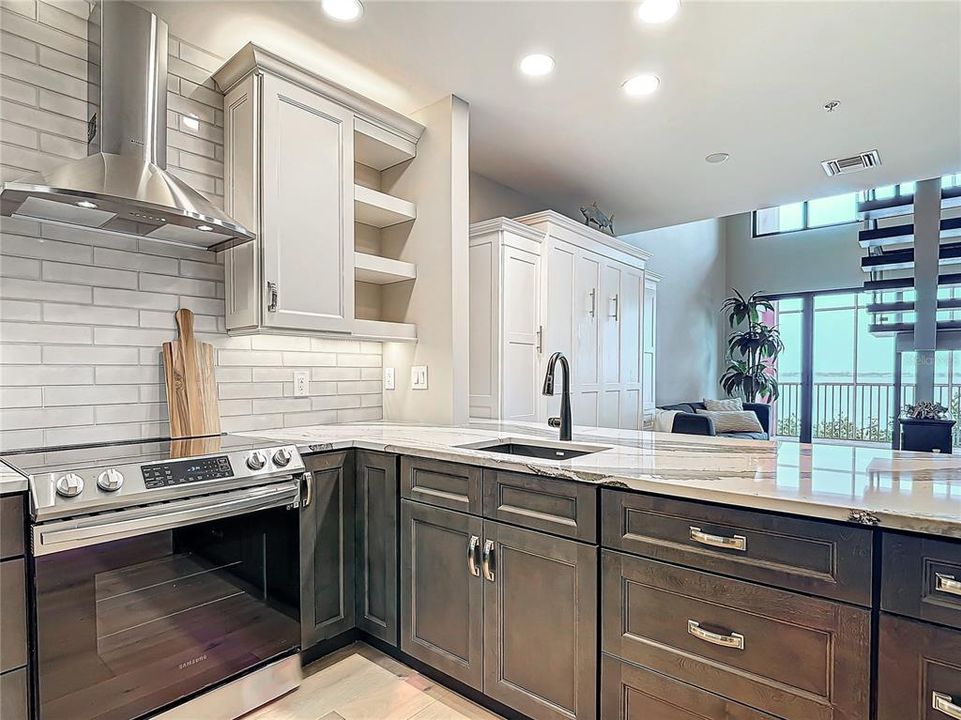 For Sale: $315,000 (1 beds, 2 baths, 885 Square Feet)