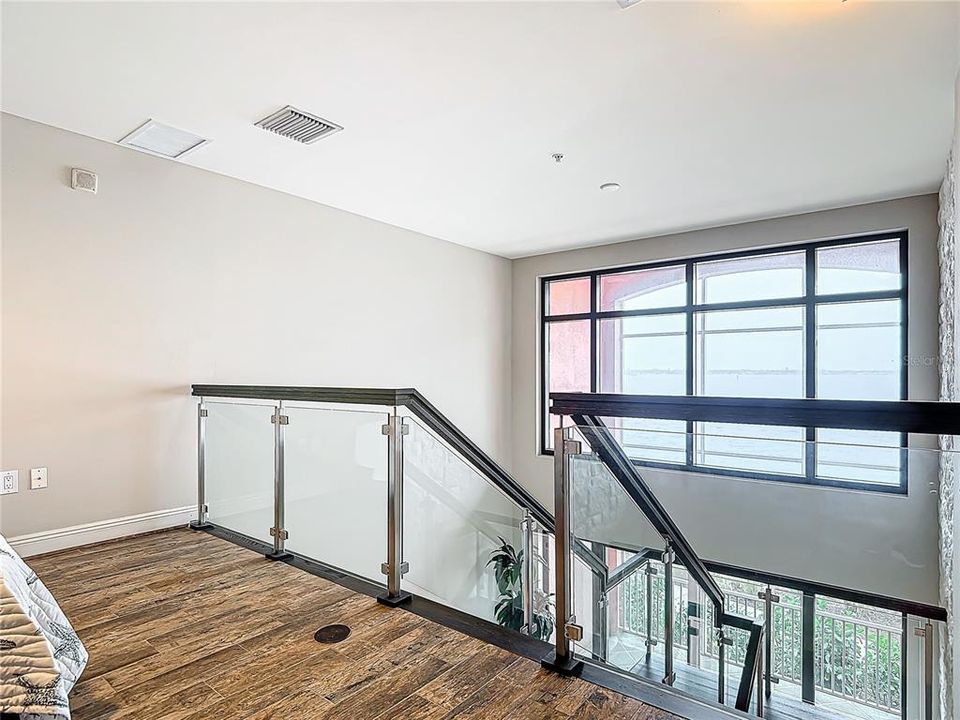 For Sale: $315,000 (1 beds, 2 baths, 885 Square Feet)