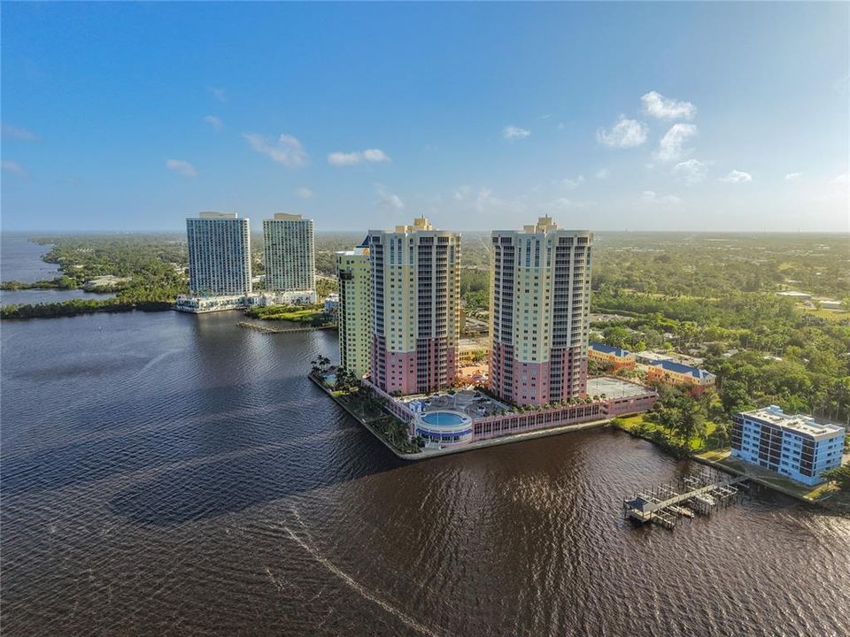 For Sale: $315,000 (1 beds, 2 baths, 885 Square Feet)