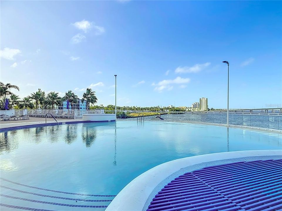 For Sale: $315,000 (1 beds, 2 baths, 885 Square Feet)