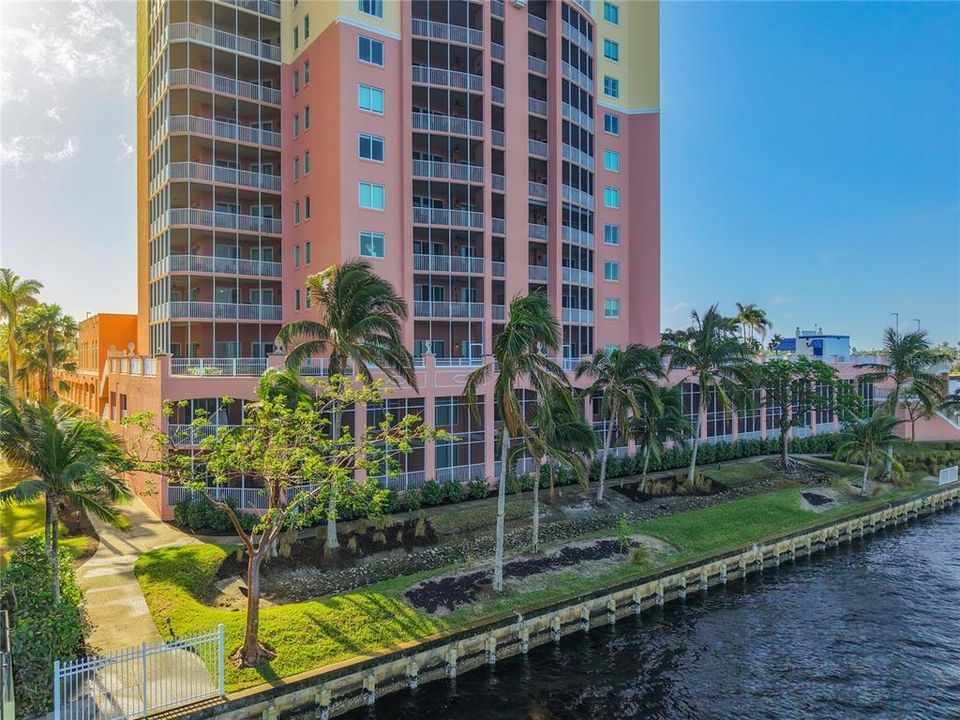 For Sale: $315,000 (1 beds, 2 baths, 885 Square Feet)