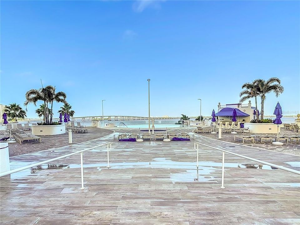 For Sale: $315,000 (1 beds, 2 baths, 885 Square Feet)