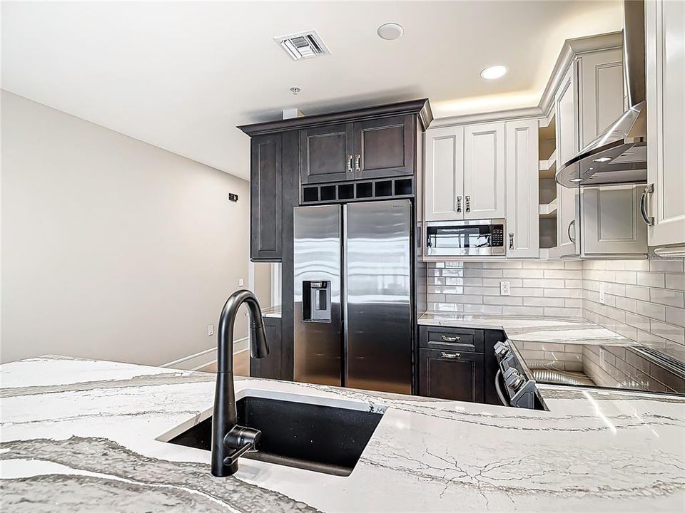 For Sale: $315,000 (1 beds, 2 baths, 885 Square Feet)