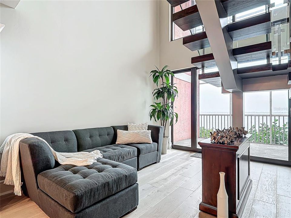 For Sale: $315,000 (1 beds, 2 baths, 885 Square Feet)