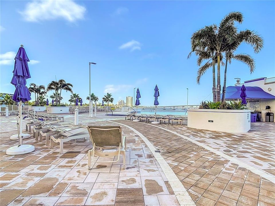 For Sale: $315,000 (1 beds, 2 baths, 885 Square Feet)