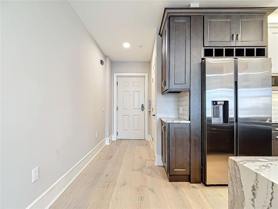 For Sale: $315,000 (1 beds, 2 baths, 885 Square Feet)