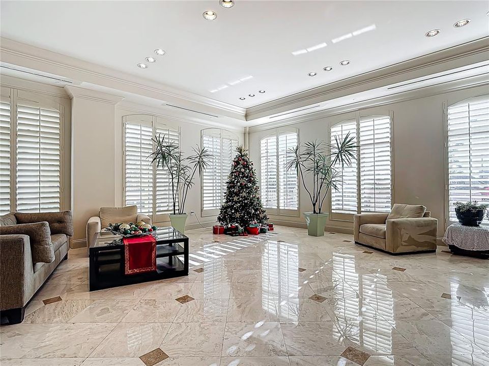 For Sale: $315,000 (1 beds, 2 baths, 885 Square Feet)