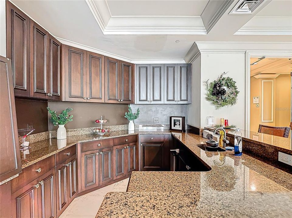 For Sale: $315,000 (1 beds, 2 baths, 885 Square Feet)