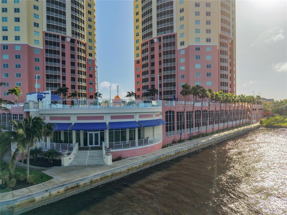 For Sale: $315,000 (1 beds, 2 baths, 885 Square Feet)