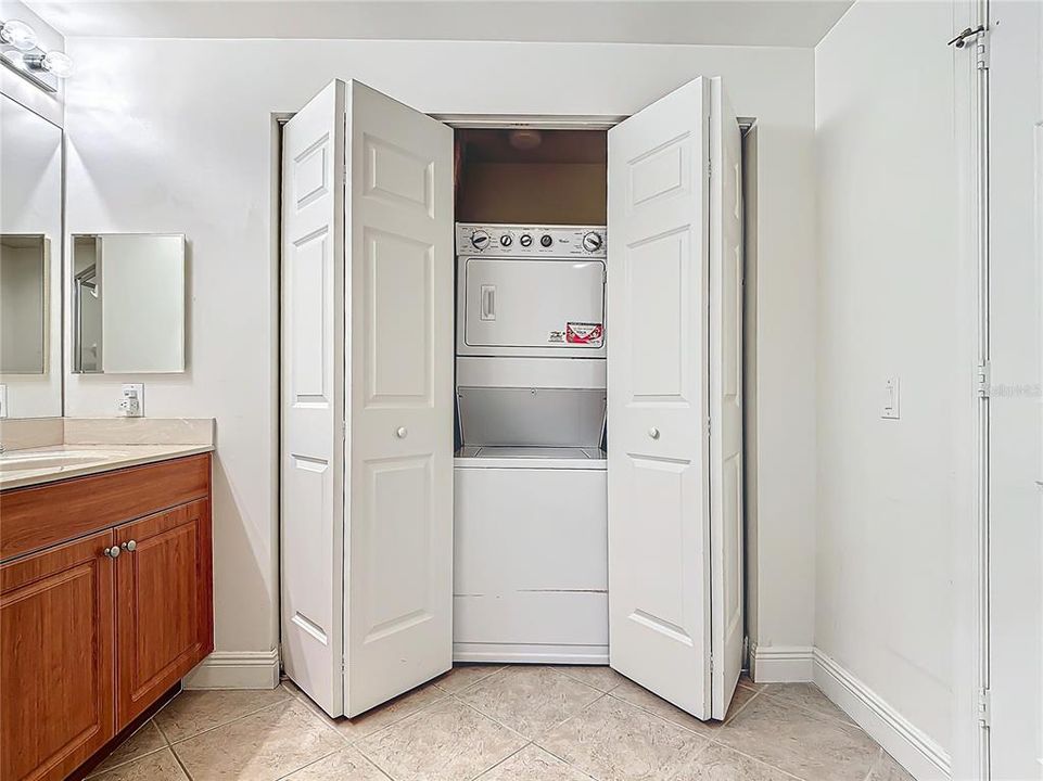 For Sale: $315,000 (1 beds, 2 baths, 885 Square Feet)