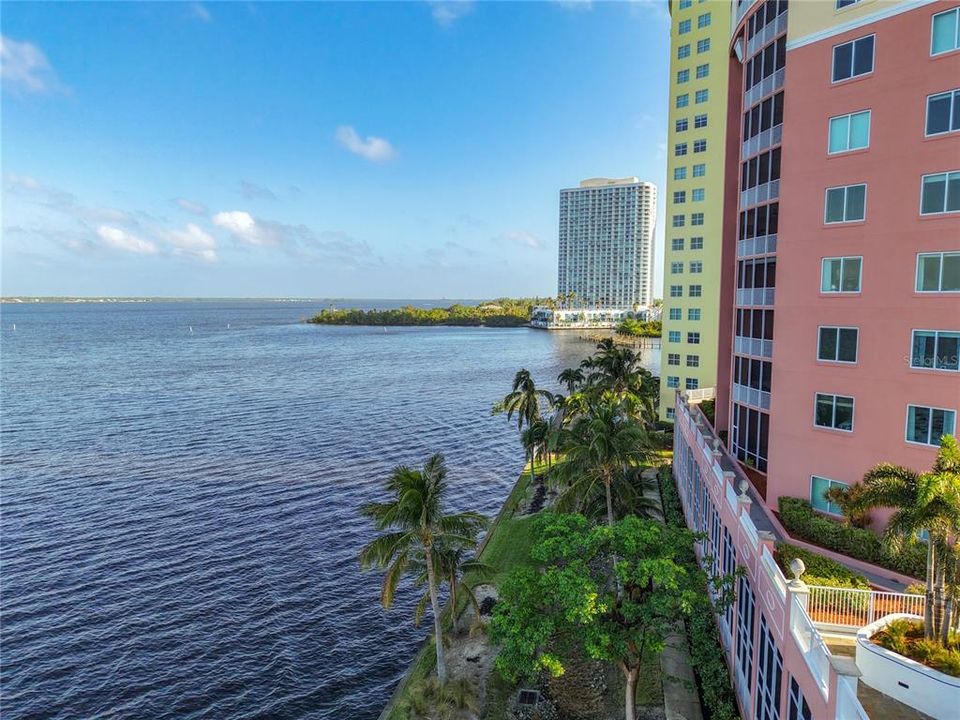 For Sale: $315,000 (1 beds, 2 baths, 885 Square Feet)